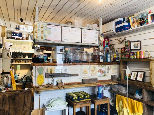 ハワイアンカフェ「SNUGGERY」のコンテナ建築